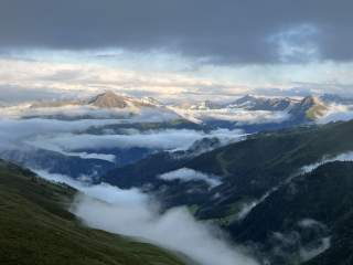 Blick auf wolkenverhangenes Tal