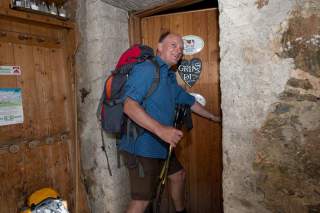 Wanderer öffnet Hüttentour