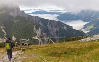 Wanderin auf dem Wanderweg nahe dem Habsburghaus auf der Rax bei durchwachsenem Wetter.