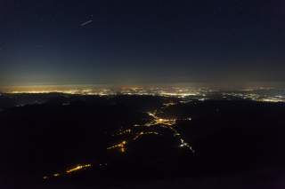 Nächtliches Lichtermeer unterm Kaiserstein. Im Tal die Lichter von Puchberg und Wien.