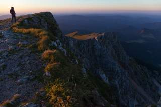 Wanderin auf dem Kaiserstein (2061 m) nahe der Fischerhütte in der Abenddämmerung