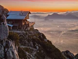 Hütte mit Blick ins Tal im Abendlicht