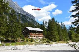 Hubschrauber beliefert Hütte