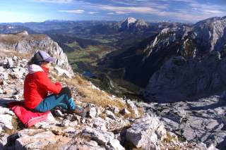 Bergwanderin bei der Überschreitung der drei Unnütze am Achensee.