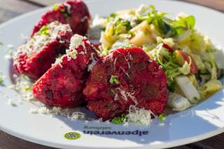 Knödel mit Salat