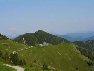Blick über Bergwiesen mit Rotwandhaus