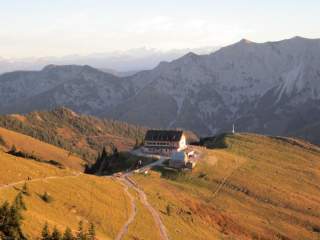 Blick im letzten Sonnenlicht auf Hütte