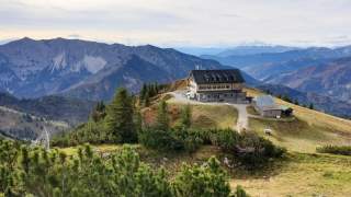 Blick auf Hütte mit Aussicht über Gipfel