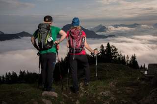 Zwei Wandernde mit Rucksack genießen die Aussicht