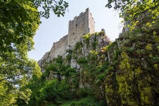 Burgruine Weißenstein bei Regen im Bayerischen Wald