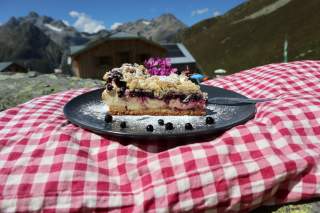 Kuchen und Hütte im Hintergrund.