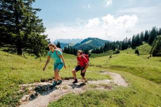 Zwei Wandernde auf Bergweg