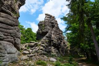 Das Foto zeigt die im Erzgebirge liegenden Greifensteine. Die Granitblöcke erheben sich ungefähr 30 Meter in die Höhe und sind rundum von Wald umgeben.