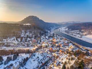 Städtchen Königstein mit Fluss und Elbsandsteingebirge