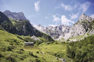 Hütte vor gewaltiger Bergkulisse