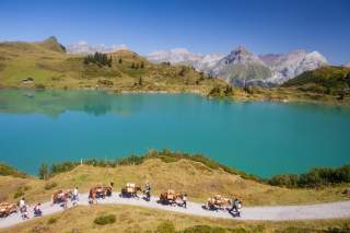 Die Säumer-Karawane passiert den Trübsee beim Aufstieg zum Jochpass.