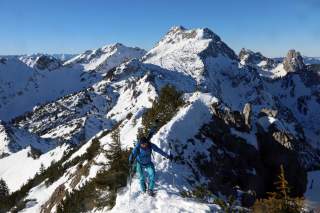 Skibergsteiger am Gipfelrücken des Lösertalkopfs.