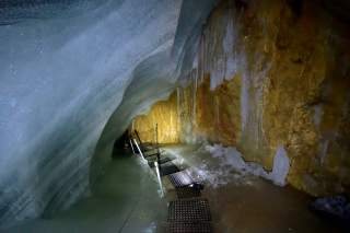 Treppe führt hinunter in Eishöhle