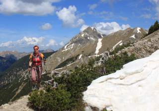 Bergwanderin auf Frühlingstour in den Ammergauer Alpen.