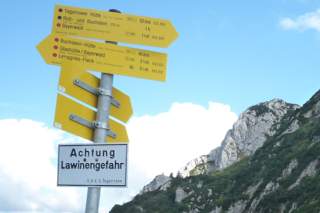 Wegweiser in den Bergen