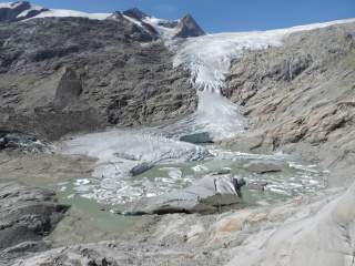 Schmelzender Gletscher mit Gletschersee