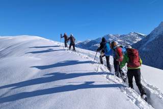 Schneeschuhgeherinnen am Denneberg in der Nagelfuhkette bei Steibis