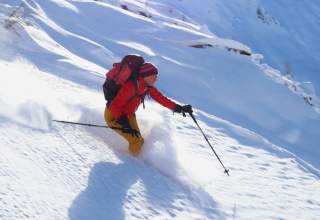 Skifahrerin bei der Abfahrt von der Schoberspitze in den Zillertaler Alpen.