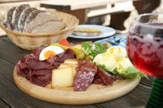 Brotzeit auf Holzbrett