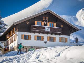 Die Schönfeldhütte im Winter