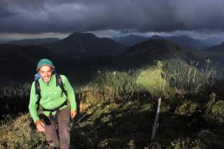 Wanderer am Schönberg in den Bayerischen Voralpen.