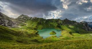 Blick auf Bergsee, Gewitterstimmung