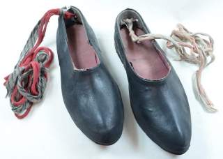 Abbildung antiker Kletterschuhe
