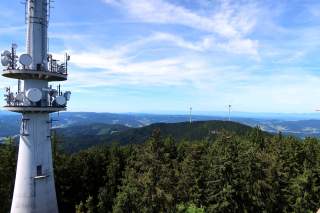 Blick über den Schwarzwald, im Vorderund ein Fernsehturm.
