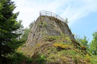 Felsklotz mit Aussichtsplattform