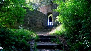 Burgruine mit Wanderer