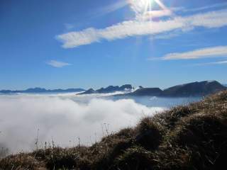 Berggipfel über dem Nebel bei Sonnenschein