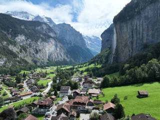 Blick auf den Schweizer Ort Lauterbrunnen mit Wasserfall