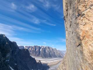 Kletterer in hoher Wand in Grönland