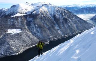 Skitourengeher am Anstieg zur Seekarspitze im Karwendel.