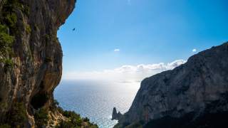 Abseilen über dem Mittelmeer der Ostküste Sardiniens