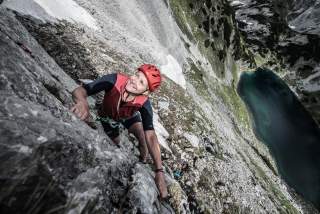 Frau beim Klettern in den Bergen