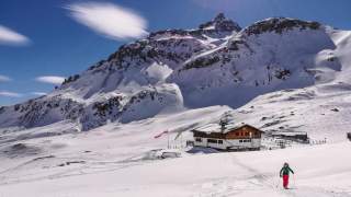 Sonnige Winterstimmung um Hütte