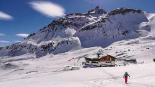 Die Sesvannahütte von Norden aus, im Hintergrund erhebt sich der Föllerkopf.