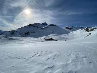 Die Sesvennahütte im Winter.