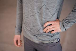 Detailshot vom Berge-Print auf dem Longsleeve