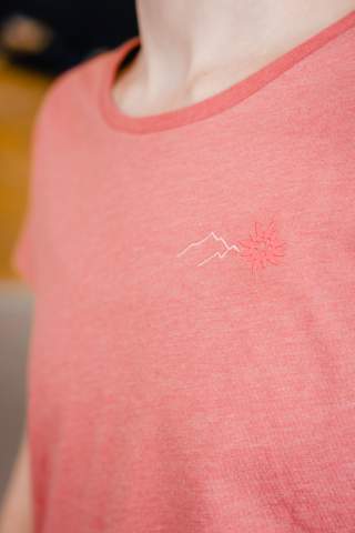 dav-shop-kollektion-2023-tshirt-edelweiss-(damen)-detailshot.jpg