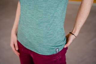 Detailshot des dezenten Berg-Prints auf dem Funktionsshirt für Damen