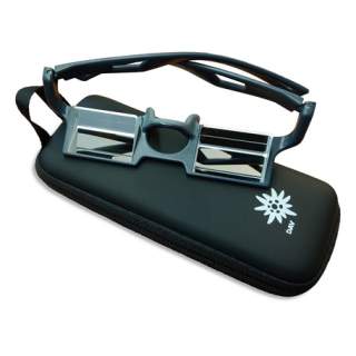 Sicherungsbrille fürs Klettern liegt auf Etui