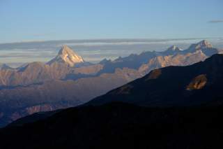 Blick auf hohe Berge, die von der Abendsonne angestrahlt werden