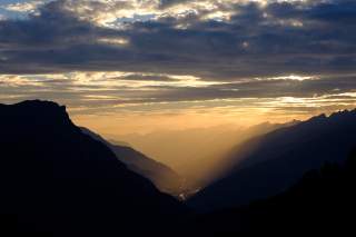 Blick vom Berg ins Tal in der Abenddämmerung